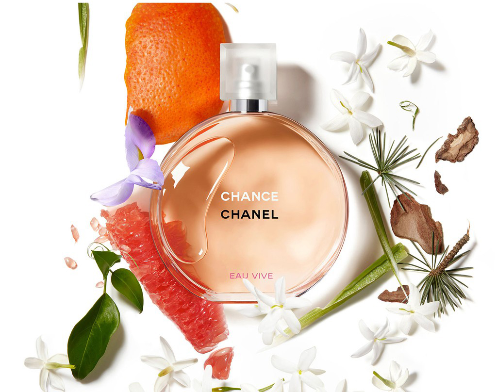 CHANEL Chance Eau Vive EDT กลิ่นเปิดด้วยโทน Citrus ส้ม เกรฟฟรุ๊ต ตามด้วย Heart Note ที่มีความหอมน่ารักตามด้วนกลิ่นหอมดอกมะลิและดอกไอริสค่อยๆ คลี่บานความหอมนุ่มนวล ทวีความหอมแบบผู้หญิง
